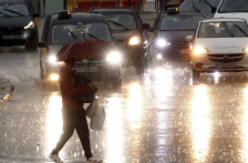 España – Lluvias torrenciales inundan carreteras de Cataluña; cancelan y desvían vuelos tras acumulación de agua (El Universal)